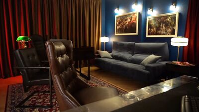 Страстная брюнетка дрочит ее киску и задницу