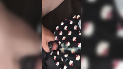 Носит бикини и кончает в бикини Hello Kitty