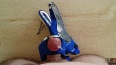 Трахаюсь и кончаю с явными пальцами ног моей матери, босоножки без рук