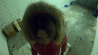 Svenja получает сперму на красную блестящую куртку Moncler