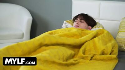 Milfty - возбужденная мачеха с большими сиськами соблазняет своего неопытного пасынка и долбит его хардкором