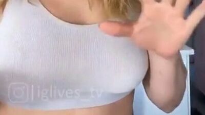 Спортивный лифчик Peyton List крупным планом