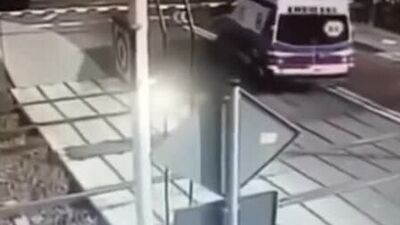 Авария поезда и скорой помощи. Лучше бы он сдал назад...