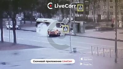 Автомобиль такси врезался в рейсовый автобус в Санкт-Петербурге