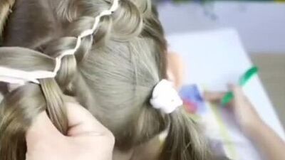 Еще одна красивая прическа на длинные волосы к первому сентября