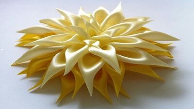 Желтая хризантема из атласных лент в технике цумами канзаши своими руками