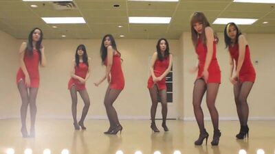 Азиатки в мини и колготках