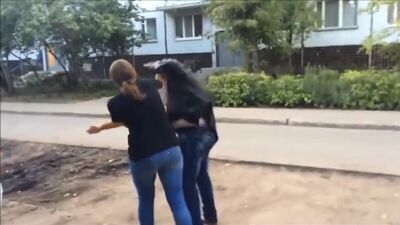 Жена избивает мужа за измену