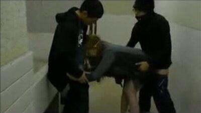 Азиатку пустили по кругу