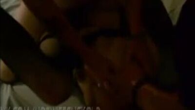 Жена раздвигает ноги перед любовником при муже МЖМ