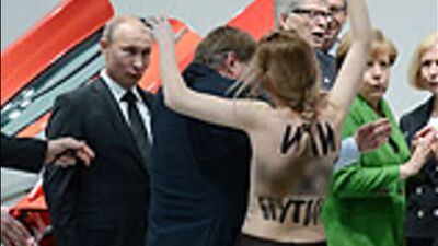 Активистки FEMEN показывают грудь Путину и Меркель, президенту РФ понравилось