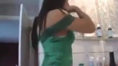 Жена шлюха кормит своего мужа спермой из зо рта и презервативов