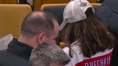 Александр Овечкин подарил клюшку юной болельщице