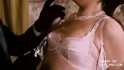 Жену раздевают злоумышленники в масках