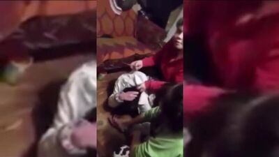 Жесткое видео в Интернете: жительница Камня-на-Оби избила обидчицу железной лопатой по голове.