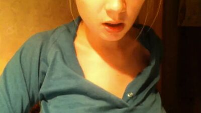 Русская девушка показывает свое фигуристое тело