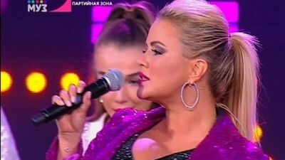 Анна Семенович - Партийная Zona МУЗ-ТВ (2018) Голая? Нет: грудь, декольте