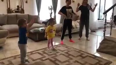 Анна Хилькевич с подругой и детьми станцевали под хит рэйв-группы Skibidi