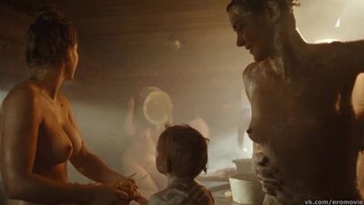 Аньорка Штрехель, Юлия Пересильд и Анна Уколова в бане