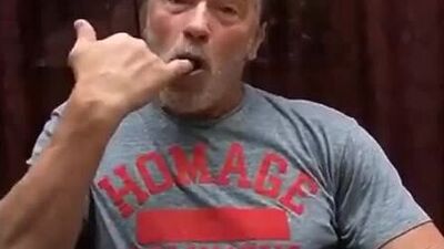 Арнольд показывает как накачать мышцы.mp4