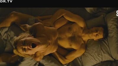 Блондинка принудила парня к сексу (Сериал Вампиры средней полосы) (секс, порно, эротика, эротические сцены)