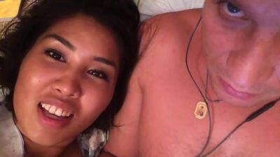 Симпатичная мясистая азиатская казахская девушка поет