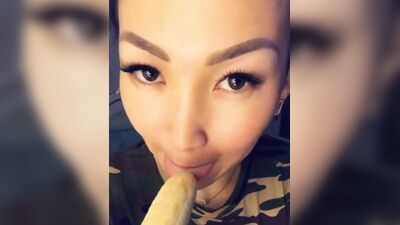 Возбужденная азиатская казахская телочка сосет банан