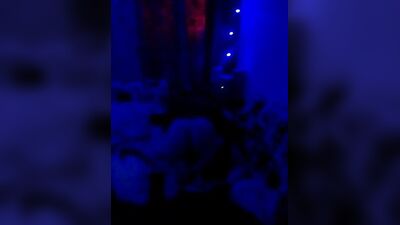 Русская шлюшка-жена раздвигает ноги другу