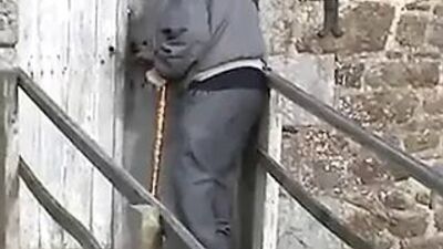 Старый французский дедушка подглядывает за молодой парой