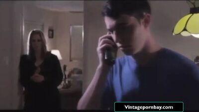 Сводный пасынок не может удержаться от траха с мачехой после его отца