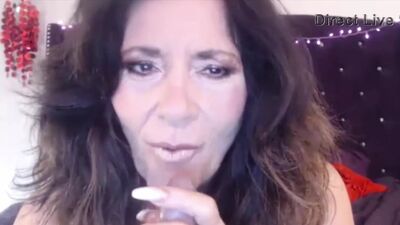 Шаловливая старая мачеха с грязными разговорами шпилит пизду и получает сперму