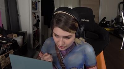 Стримерша Sophia «Djarii» White рисует на голой теле героя Warcraft.