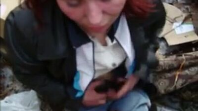 Бомжиха сосет у мусорки