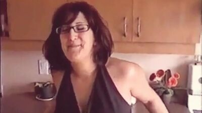 Подругой с завязанными глазами поделились с другом