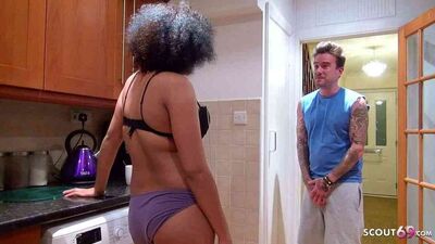 Зрелая мачеха помогает сыну с утренней выпуклостью кончить с сексом