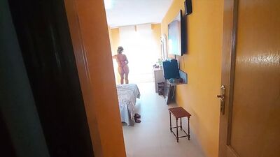 Потрясающую блондинку застукали в одиночестве в ее постели, они делают ей вкусный массаж и сосут весь этот клитор