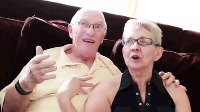 Зрелая пара пригласила их 20-летнюю соседку по комнате для секса в тройничке