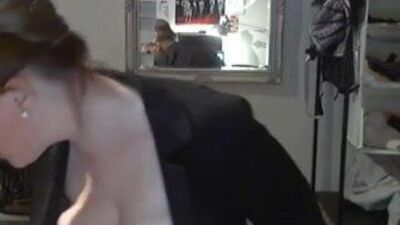 Большая красивая женщина показывает свое отличное тело ...