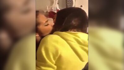 4 красивые девушки нежно целуют друг друга по очереди