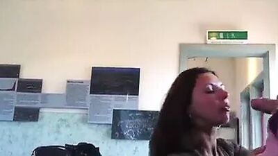 Учительницу трахают, пока ученики на улице