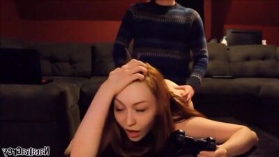 Брат трахает сестру, играющую в его приставку
