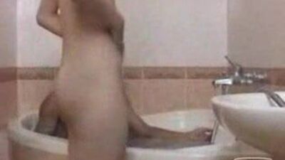 Вьетнамская милашка с милым кустиком в ванне с бойфрендом