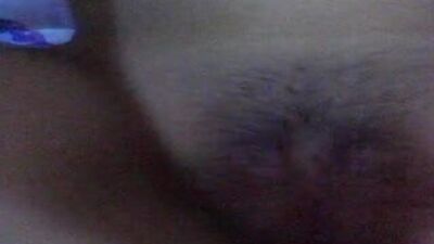 Вьетнамская девушка мастурбирует перед зеркалом