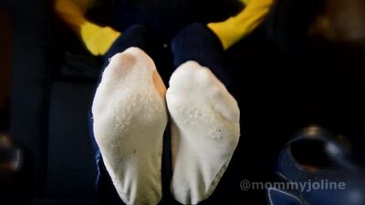 Потные зрелые азиатские ступни пахнут превосходно