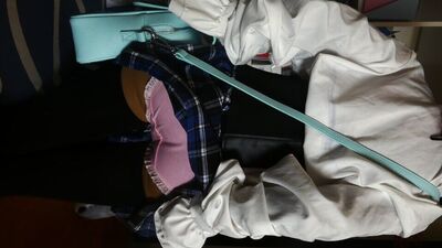 Шлюшку из секс-куклы из колледжа (18 ) трахают пальцами, пока она не сквиртует, а затем стыдливо писает в таз