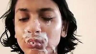 Дешевая уличная проститутка принимает большую порцию спермы (7)