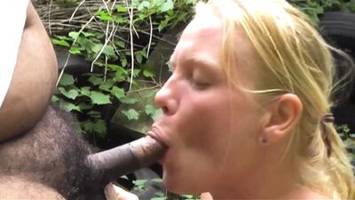 Дешевая проститутка Katie делает минет черному члену на улице