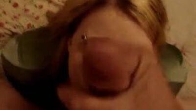 Шелли принимает камшот на лицо