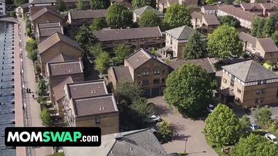 Momswap - горячие грудастые мачехи Casca Akashova и Jane Dove учат своих ботанистых пареньков удовлетворять девушек