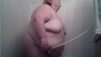 Очень жирная обожает мастурбировать